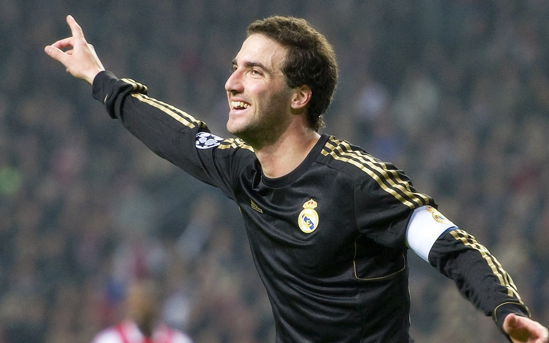 浓眉的沉默，当一座孤峰在季后赛的夜晚升起